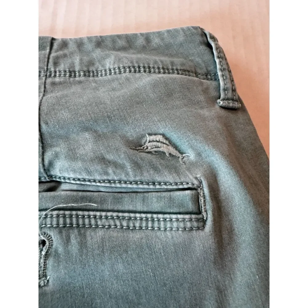 Tommy Bahama Mens 42 Green Stretch Shorts Swordfish Cargo Casual Flat Front